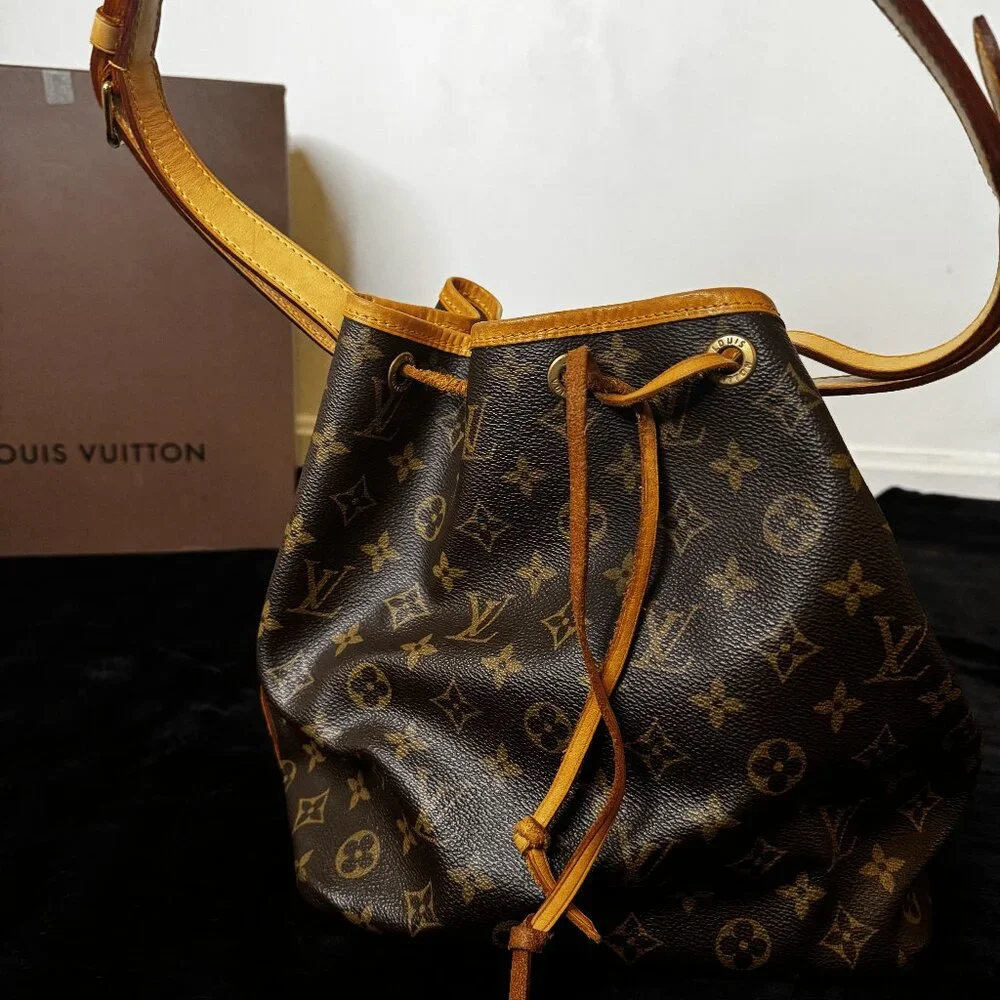 In Box Louis Vuitton bag! Never used - Picture 3 of 9